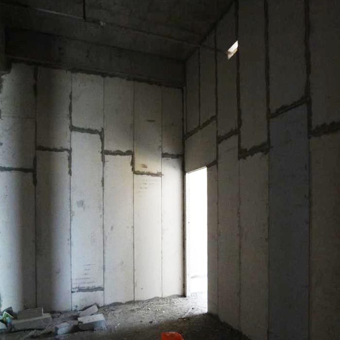 上海某醫院墻面保溫隔墻板安裝現場