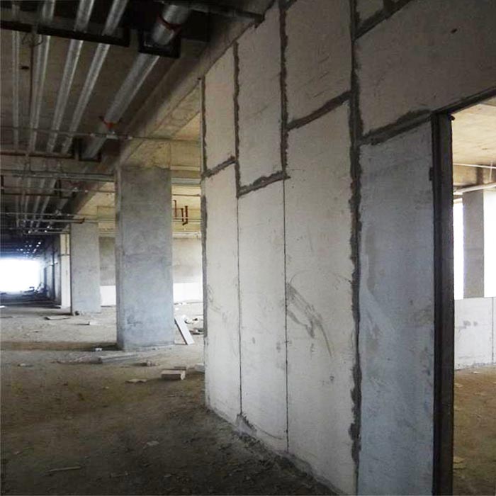 浙江杭州某民生工程水泥圍墻板安裝現場